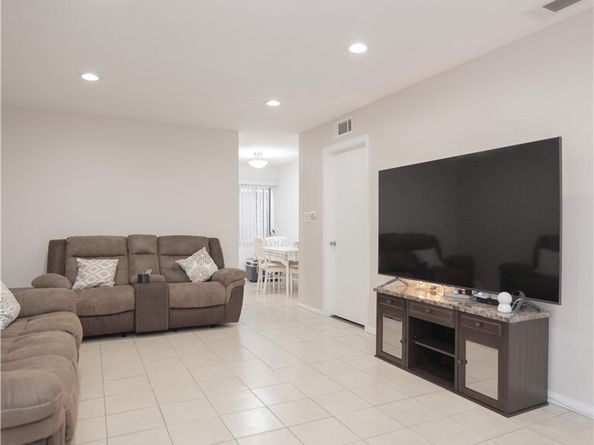 14527 Plummer 202, Panorama City (los Angeles) CA 91402