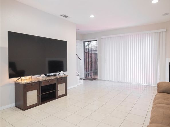 14527 Plummer 202, Panorama City (los Angeles) CA 91402