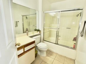 19400 Wyandotte 16, Reseda (los Angeles) CA 91335