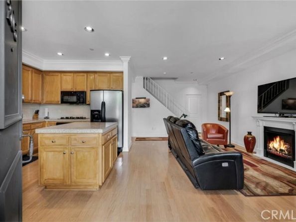 7132 Farralone Avenue 203, Canoga Park (los Angeles) CA 91303