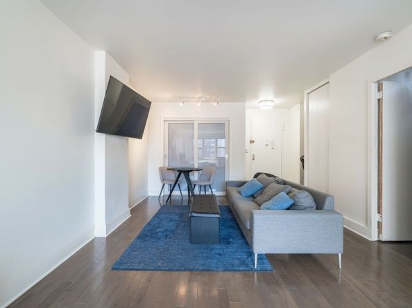 305 East 24th Street 11K, New York NY 10010