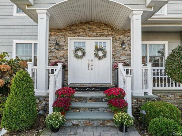 6 Perry Court, Syosset NY 11791