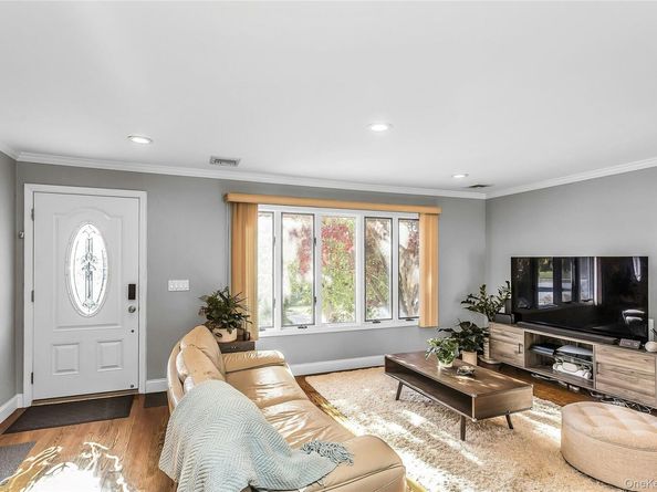 38 Garnet Lane, Plainview NY 11803
