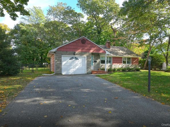 275 4th Avenue, Saint James NY 11780