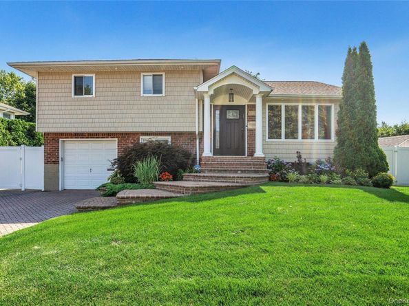 109 Plymouth Road, Plainview NY 11803