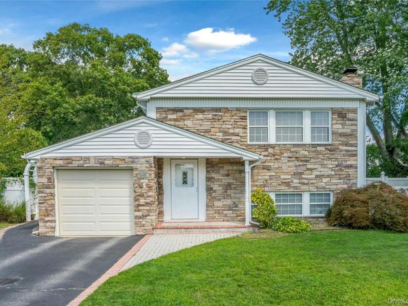 15 Greenbrier Lane, Sayville NY 11782