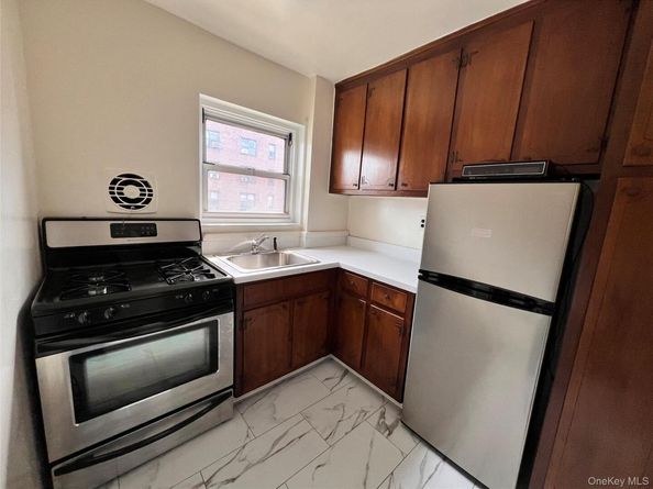 189 Drake Avenue 2C, New Rochelle NY 10805
