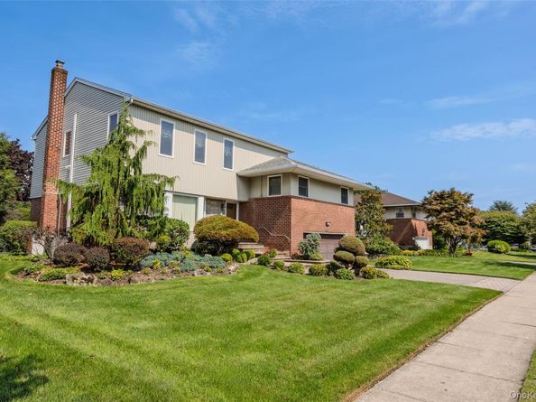 16 Winthrop Road, Plainview NY 11803