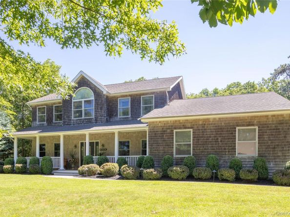 11 Hildreth Road, Hampton Bays NY 11946