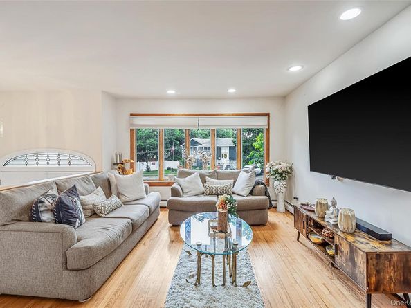 395 N Putnam Avenue, Lindenhurst NY 11757