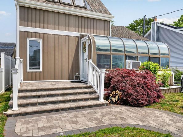 228 W Clearwater Road, Lindenhurst NY 11757