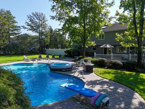 11 Clearmeadow Lane, Woodbury NY 11797