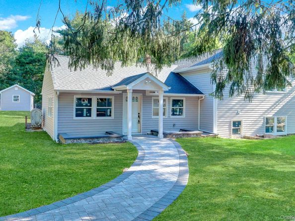 85 Hawthorne Street, Selden NY 11784