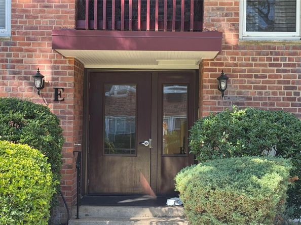 61 Maine Avenue E5, Rockville Centre NY 11570