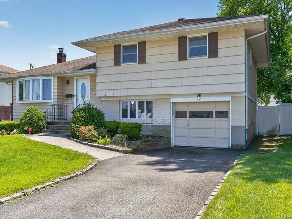 4 Gates Avenue, Plainview NY 11803