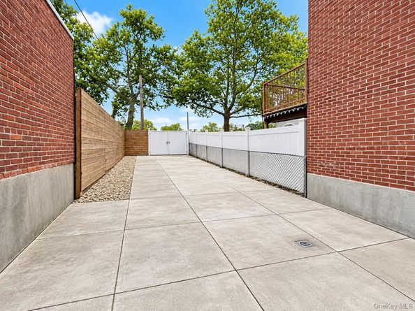 14803 61st Road, Flushing NY 11367