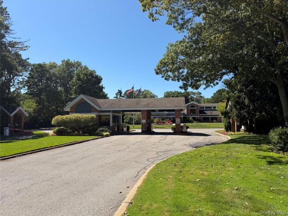7 Sagaponack Court, Ridge NY 11961