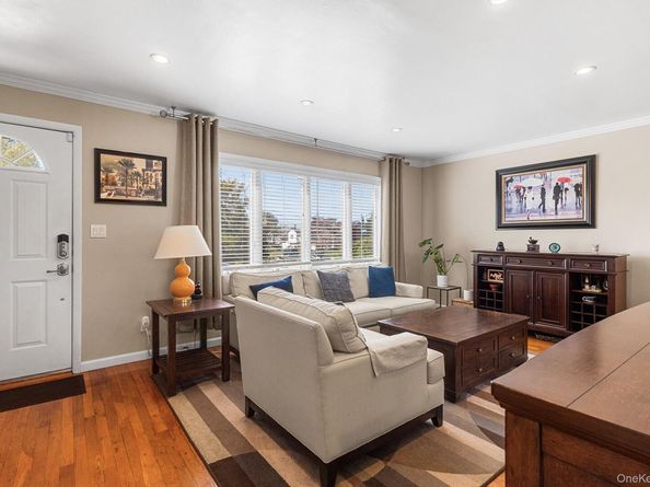 40 Garnet Lane, Plainview NY 11803