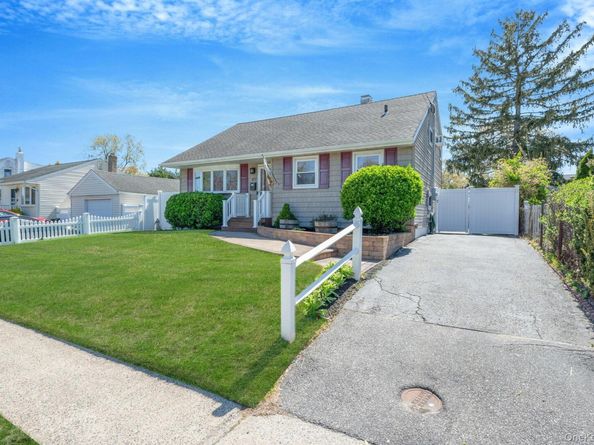 477 N Indiana Avenue, Lindenhurst NY 11757