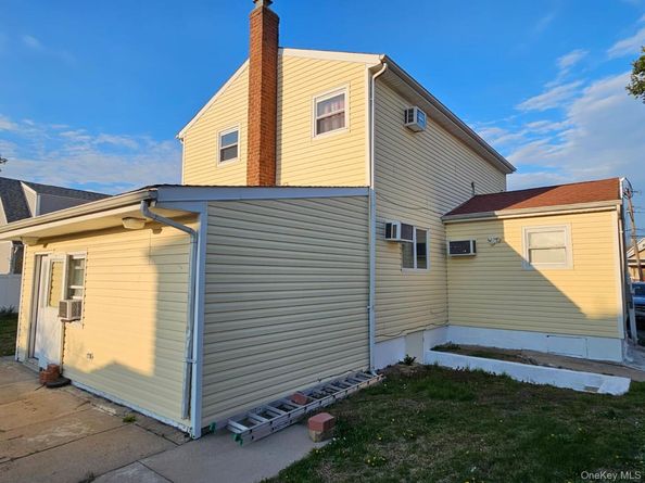 49 Volta Street, Copiague NY 11726