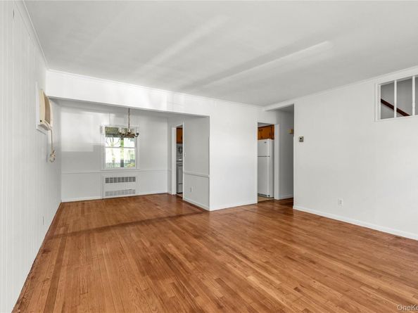 65 Grant Avenue, Albertson NY 11507