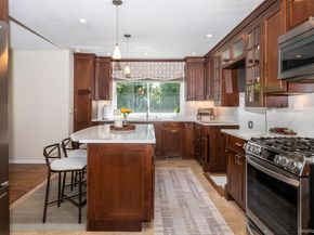 1 Lynns Way, New Rochelle NY 10805