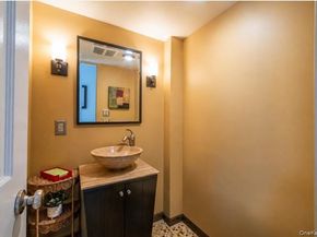 1 Lynns Way, New Rochelle NY 10805