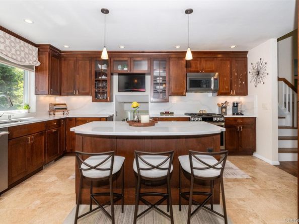 1 Lynns Way, New Rochelle NY 10805