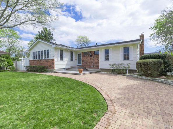 10 Fortune Court, Commack NY 11725