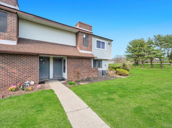 109 Pointe Circle S 109, Coram NY 11727
