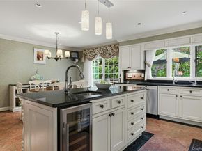 18 Aldgate Drive W, Manhasset NY 11030