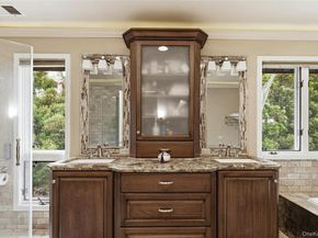 18 Aldgate Drive W, Manhasset NY 11030