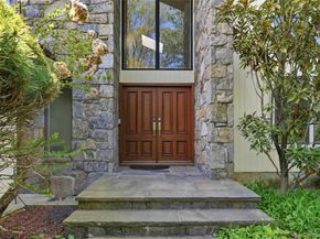 18 Aldgate Drive W, Manhasset NY 11030