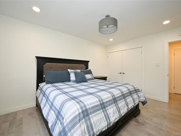 69-25 215th A, Bayside NY 11364