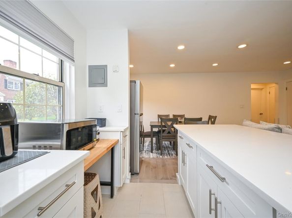 69-25 215th A, Bayside NY 11364