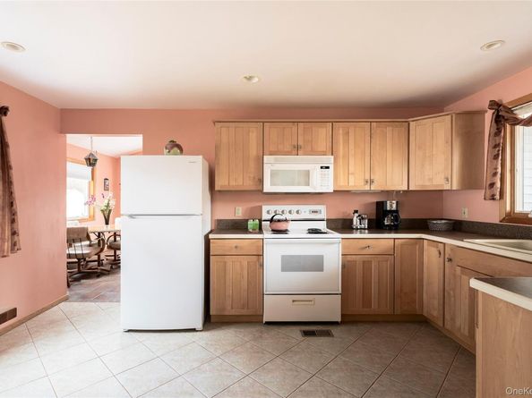 21 Woodridge Road, Hampton Bays NY 11946