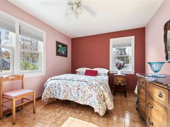 21 Woodridge Road, Hampton Bays NY 11946