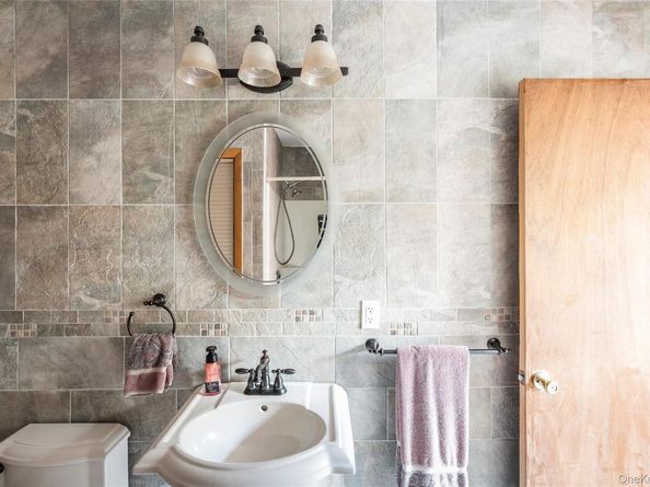 21 Woodridge Road, Hampton Bays NY 11946