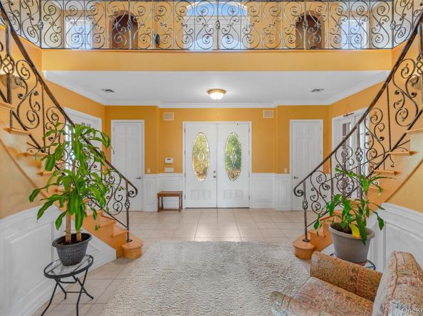 28 Old Neck Road S, Center Moriches NY 11934