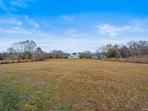 28 Old Neck Road S, Center Moriches NY 11934