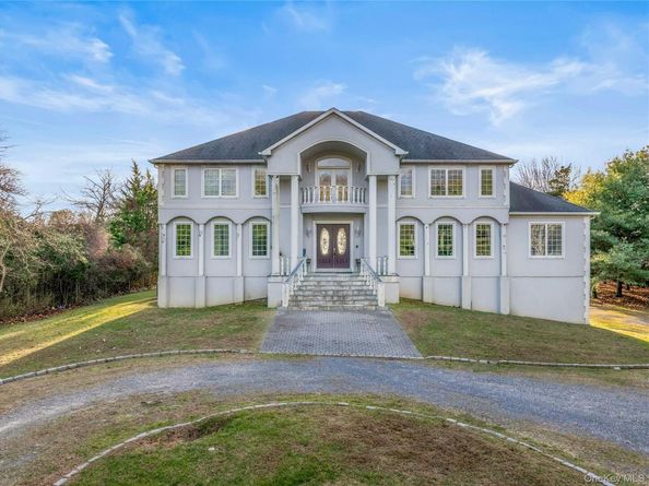 28 Old Neck Road S, Center Moriches NY 11934