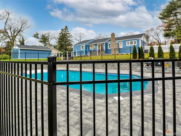 9 Susan Lane, Dix Hills NY 11746