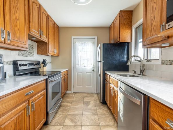 16 E Hill Drive, Smithtown NY 11787