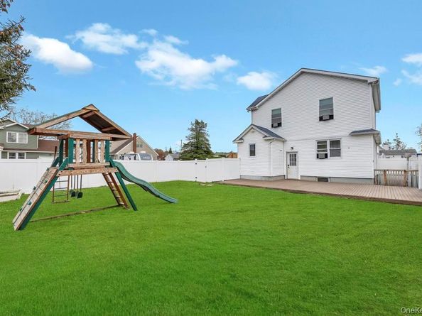 297 Catskill Avenue, Lindenhurst NY 11757