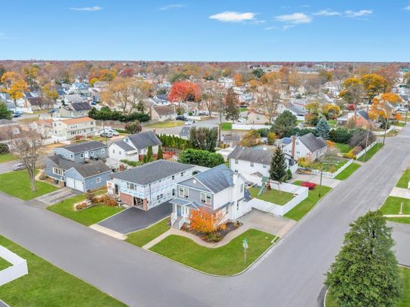 297 Catskill Avenue, Lindenhurst NY 11757