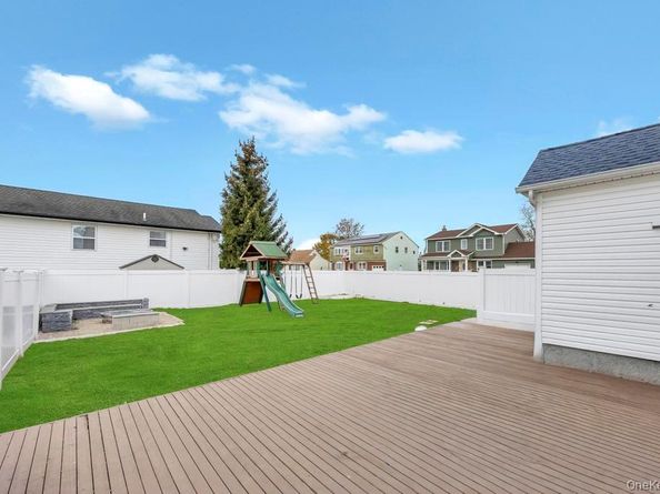 297 Catskill Avenue, Lindenhurst NY 11757