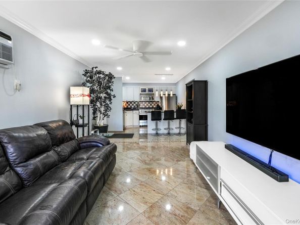 427 Schorr Drive 36A, College Point NY 11356