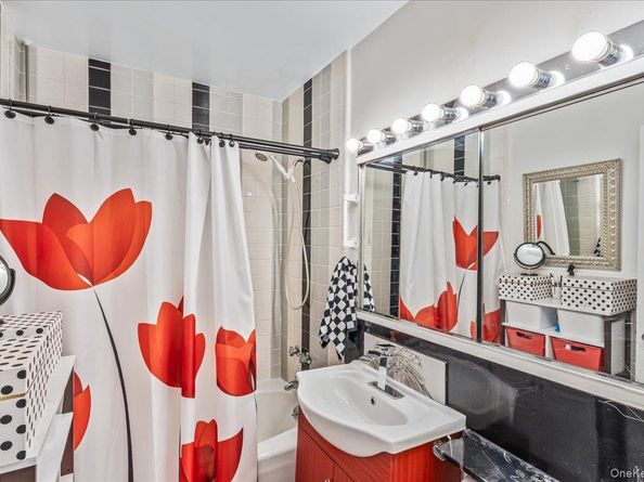 17-85 215th Street 1E, Bayside NY 11360