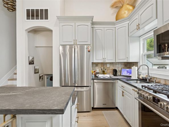 2 Leamington St, Lido Beach NY 11561