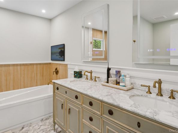 2 Leamington St, Lido Beach NY 11561